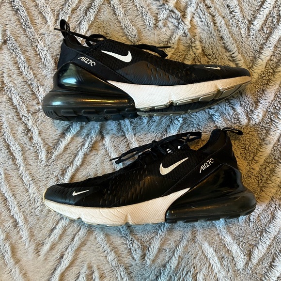 Nike Shoes - Nike Air 270